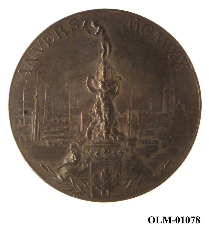 32 forskjellige medaljer og merker i ramme.
Bilde 7 er deltdagermerke fra Amsterdam 1928.
Bilde 18 og 19 er deltagermedalje fra Amsterdam 1928.
Bilde 20 og 21 er sølvmedaljen fra Antwerpen 1920.
Bilde 26 og 27 av bronsemedaljen fra Paris 1924.
Bilde 39 og 40 minnemedaljen fra Antwerpen 1920.