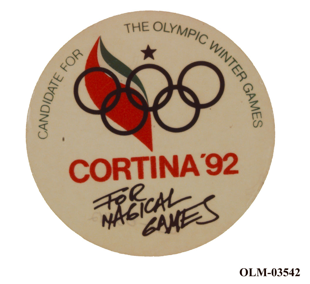 Rundt klistremerke med emblemet for søkerbyen Cortina ,92