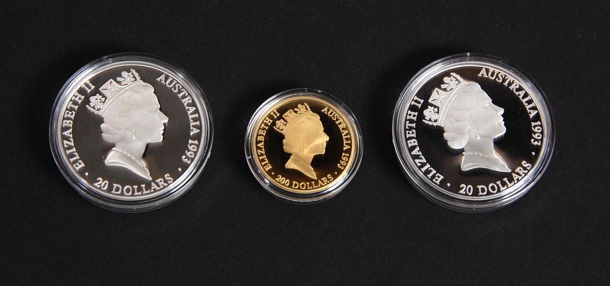 Myntsett bestående av en gullmynt og to sølvmynter. Sølvmyntene er australske 20-dollarmynter med motiv av Elizabeth den 2 i profil på den ene siden. Gullmynten er en australsk 200-dollarmynt, også med motiv av Elisabeth den 2. i profil. Myntene er kapslet inn i hardplast og ligger i en vinrød eske.