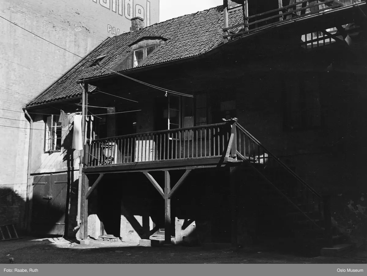 trehus, gårdsinteriør, trapp, svalgang, bygård, gavlvegg