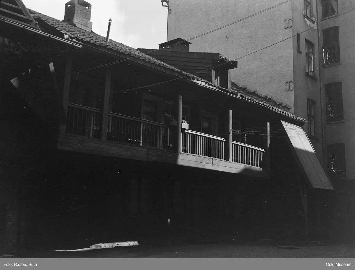 trehus, gårdsinteriør, svalgang, bygård, gavlvegg