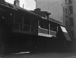 trehus, gårdsinteriør, svalgang, bygård, gavlvegg