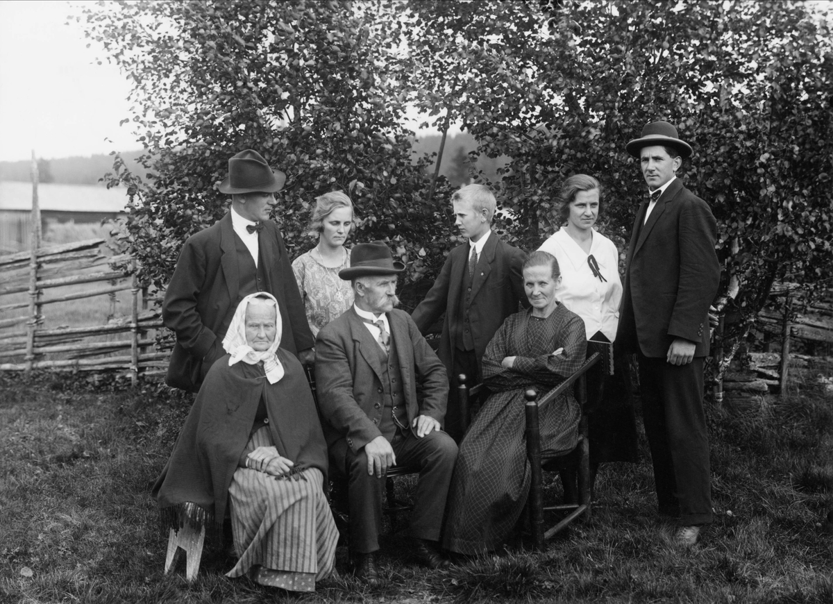 Lissola Martin Persson med mor Marina f. 1838 d. 1925, hustru Anna, barnen Ernst, Anna, Klas, Märta och Edvard. Fotografiet togs med anledning av att Ernst skulle utvandra till Canada som ny ex. skogsmästare