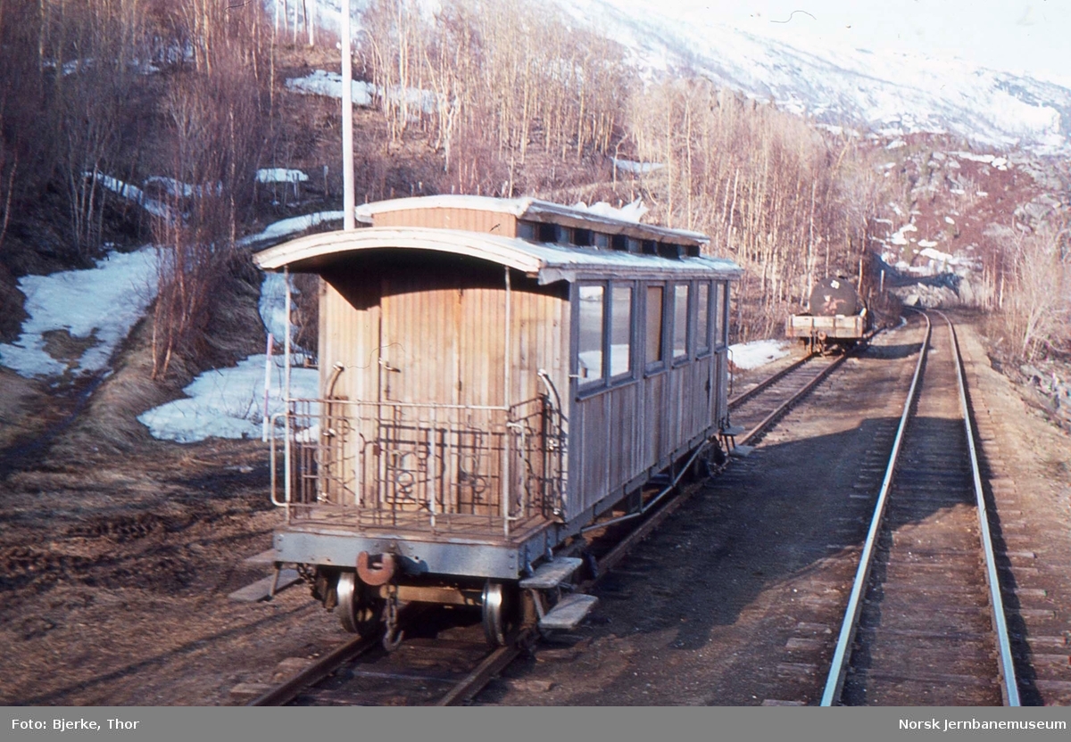 Sulitjelmabanens gamle vogn litra ACo nr. 3 i bruk som spisebrakke for Statens Vegvesen, på Sjønstådalen sidespor