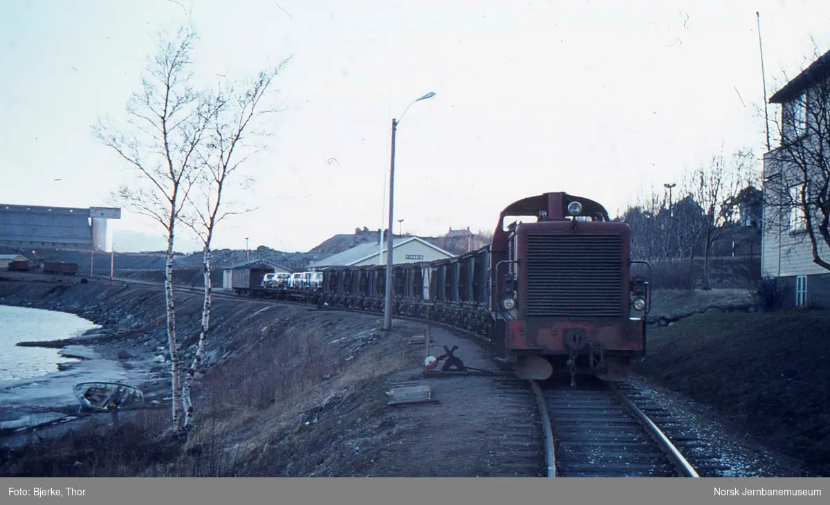 Finneid stasjon - diesellokomotivet SAULO står klar med tog 59