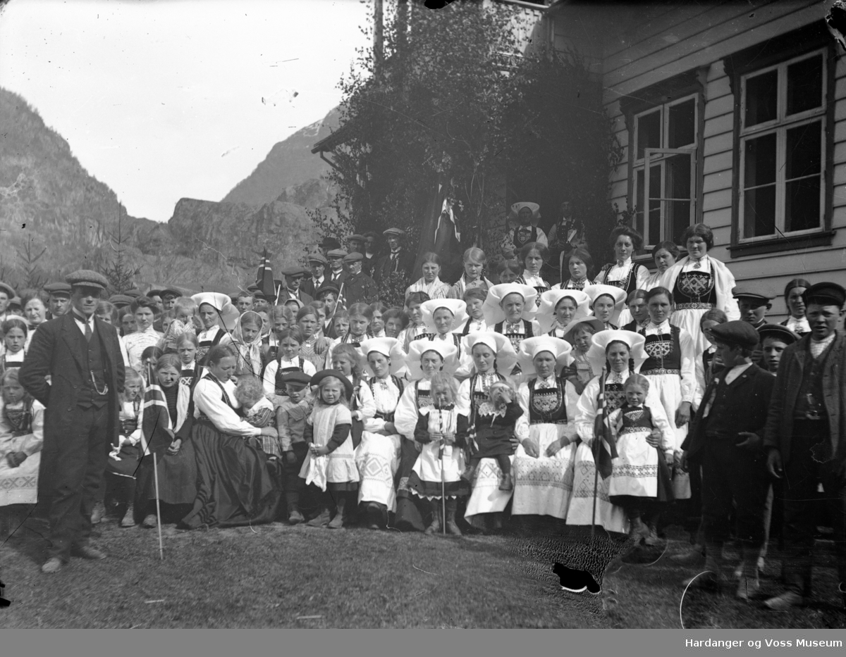 17. mai 1914 i "Jogarden" Myklatun i Øvre Eidfjord