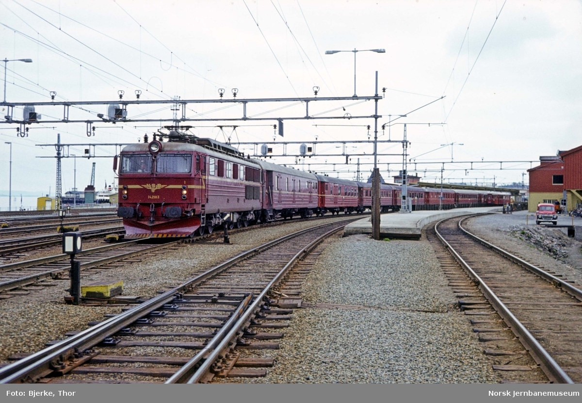 Ekspresstog 404 til Oslo på Trondheim stasjon, trukket av lokomotiv El 14 2183