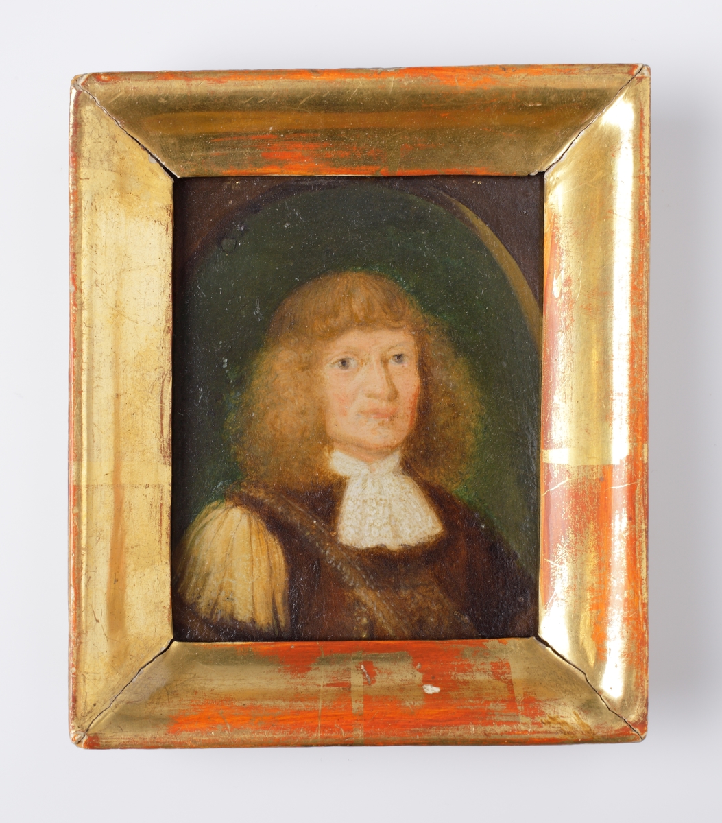 Oljemålning
Porträtt av ljushårig man i 1600-talsdräkt i brunt och vitt. Bröstbild, halvprofil. 
Ej signerad. 
Förgylld, profilerad ram.