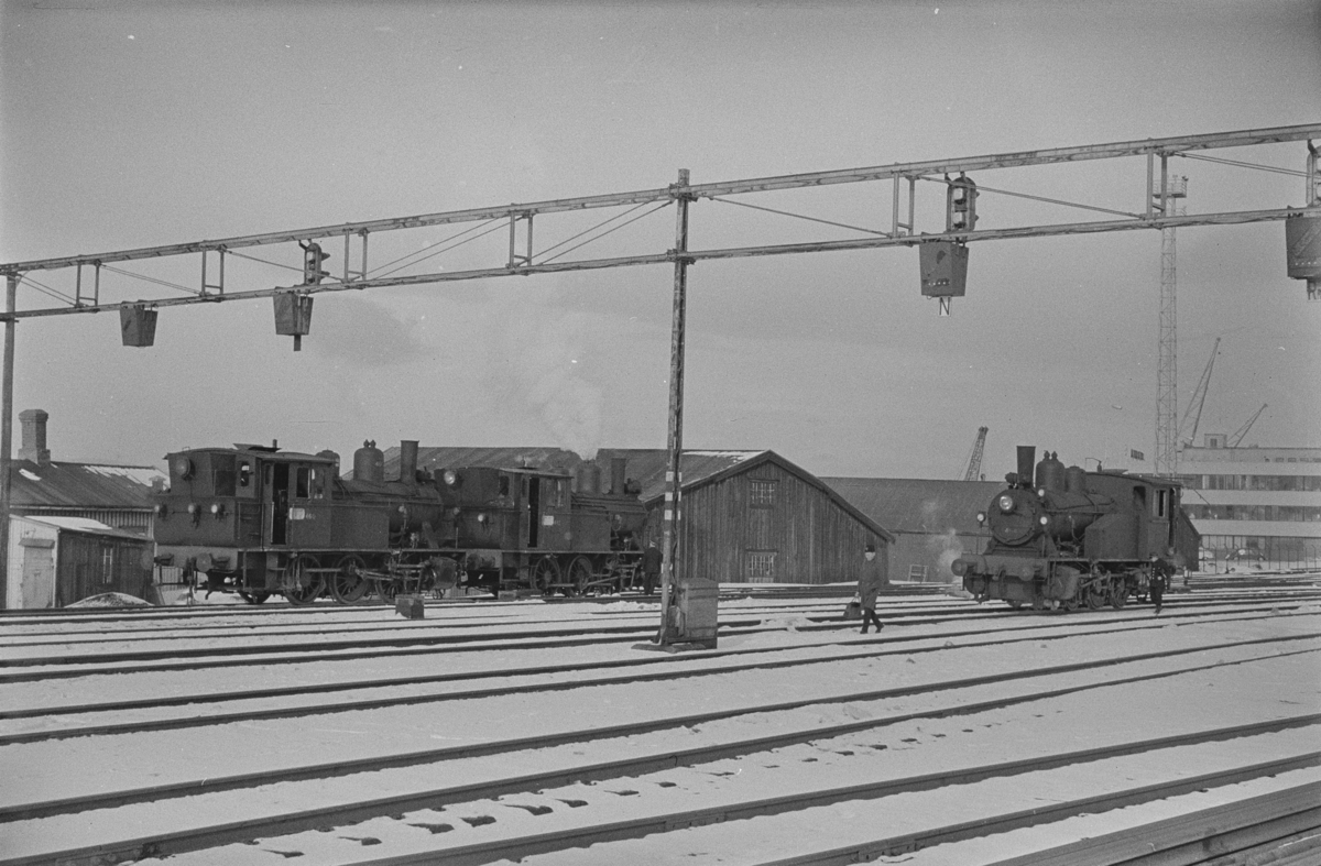 Damplokomotiver type 23b i skiftetjeneste på Trondheim stasjon. Fra venstre nr. 460, 442 og 454.