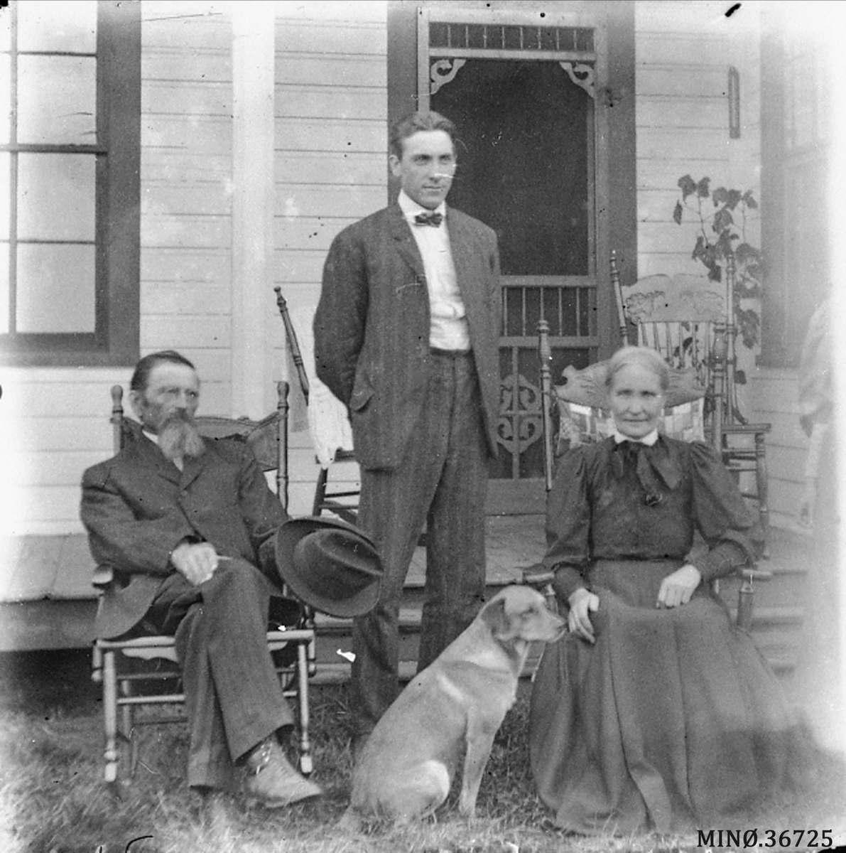 Familiebilde - Nils, Ellert og Ingeborg Kleven i Strum Wisconsin