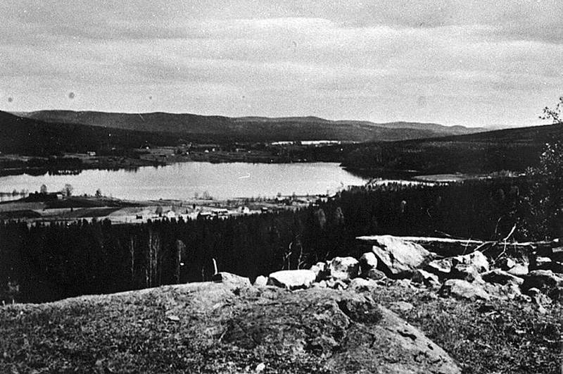 Vy från Rattsjöberg över Aspsjön, sjön Brocken i bakgrunden.