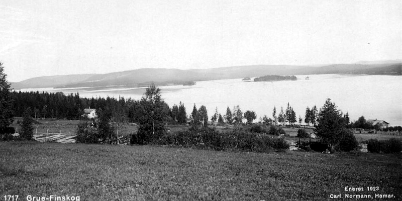 Vålberget, Grue Finnskog, Norge, vid sjön Rögden. Bortom sjön Tvengsberget, Lövhaugen, Halvortjernsberget Nere t.v. skolhuset.