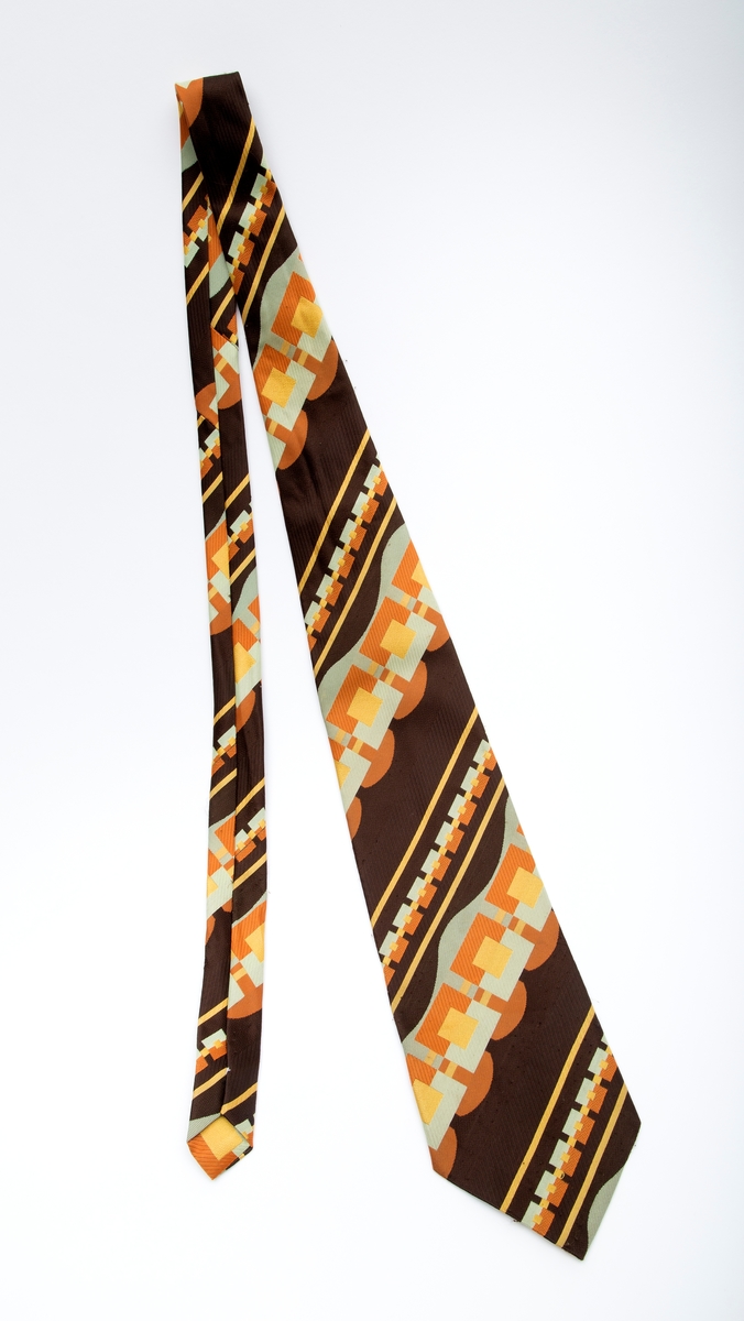Bredt slips med rik dekor i mange farger