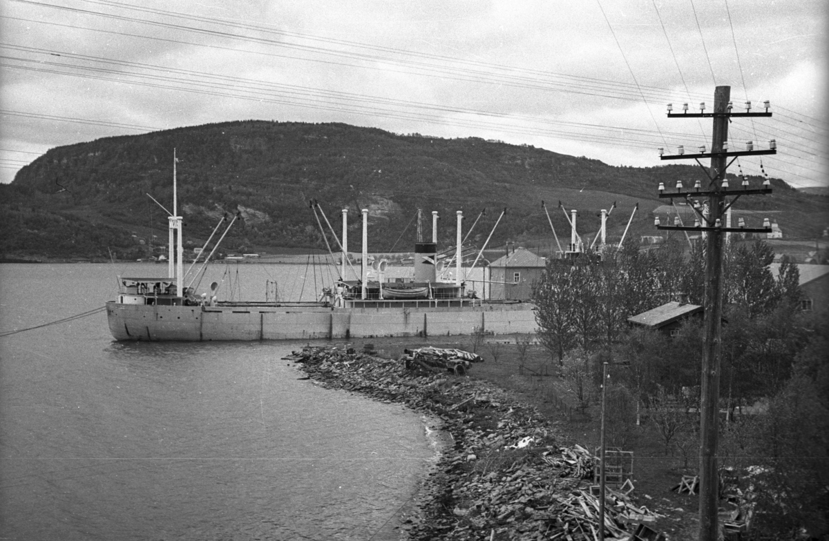 Lossing av båt ved I. C. Piene & Søn i Buvika