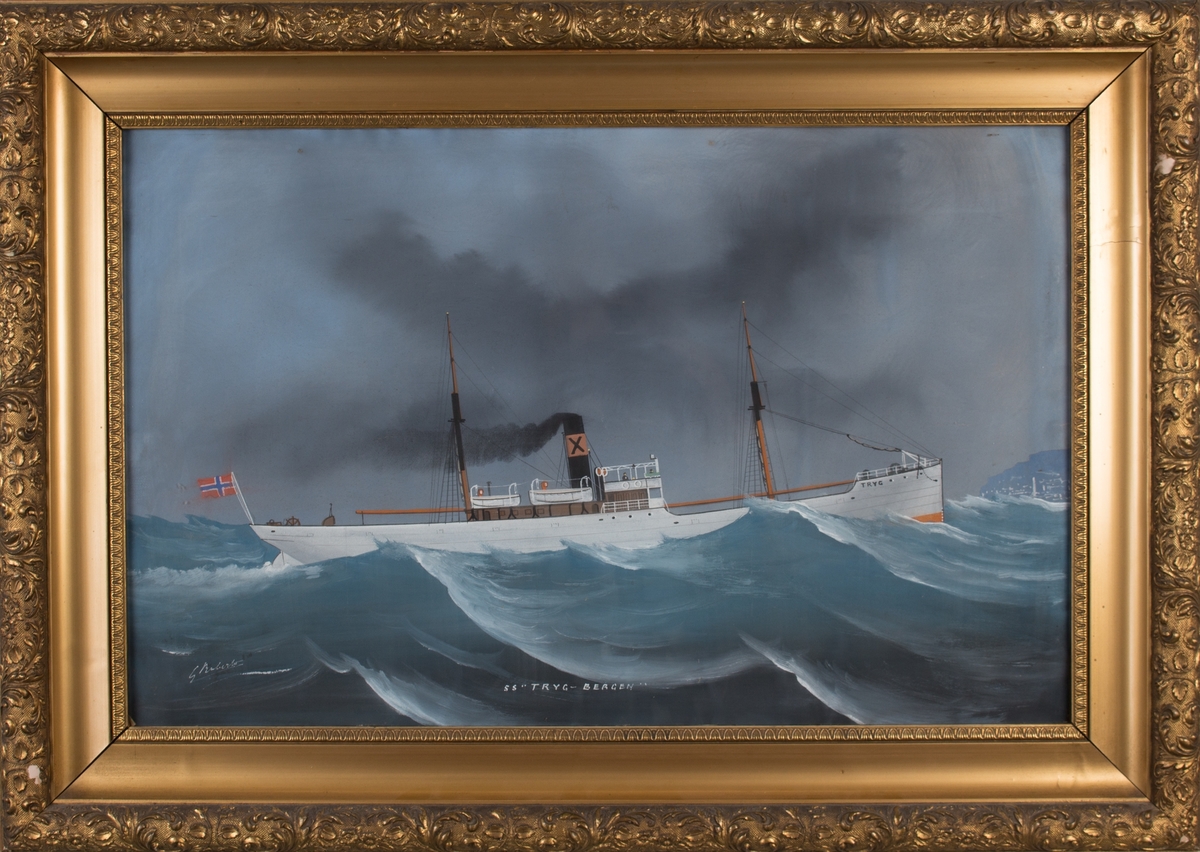 Skipsportrett av DS TRYG under fart på opprørt hav utenfor en havneby, muligens Genova. Skorsteinsmerket til Rasmus F. Olsen i Bergen.