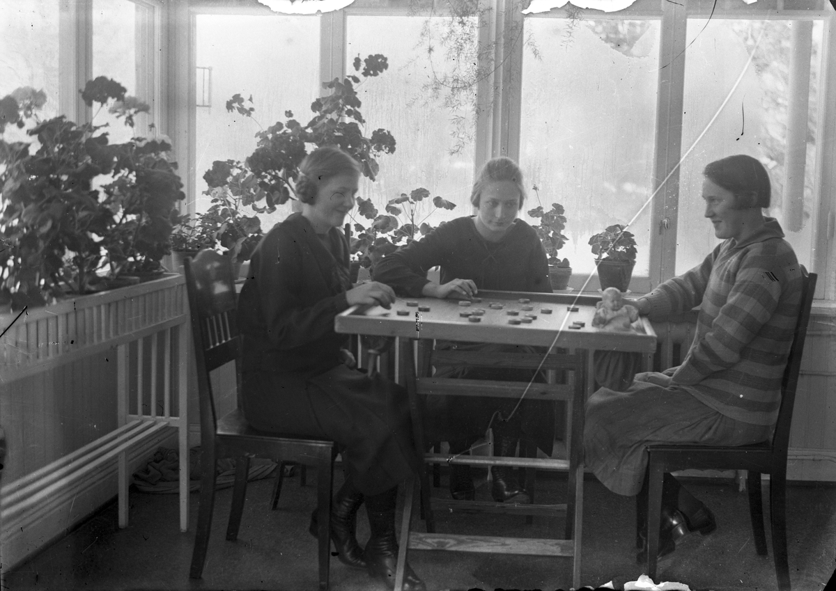 Interiör från ett sanatorium på okänd ort, i mitten sitter Karin Dahlstedt.