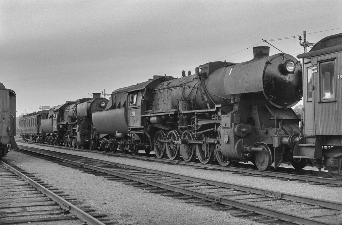 Utrangerte damplokomotiver type 63a nr. 5843 og nr. 5606 på Marienborg. Lokomotivene er underveis til hugging.