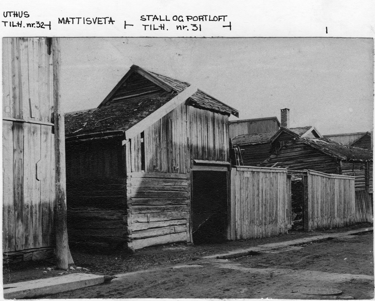 Gatefasader på uthus, stall og portloft i Kjerkgata på Røros, ca 1920