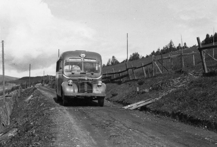 Bussen, E-15623, en Volvo L be. Reg. 150553 med Hønefoss-karosseri, "HØKA".