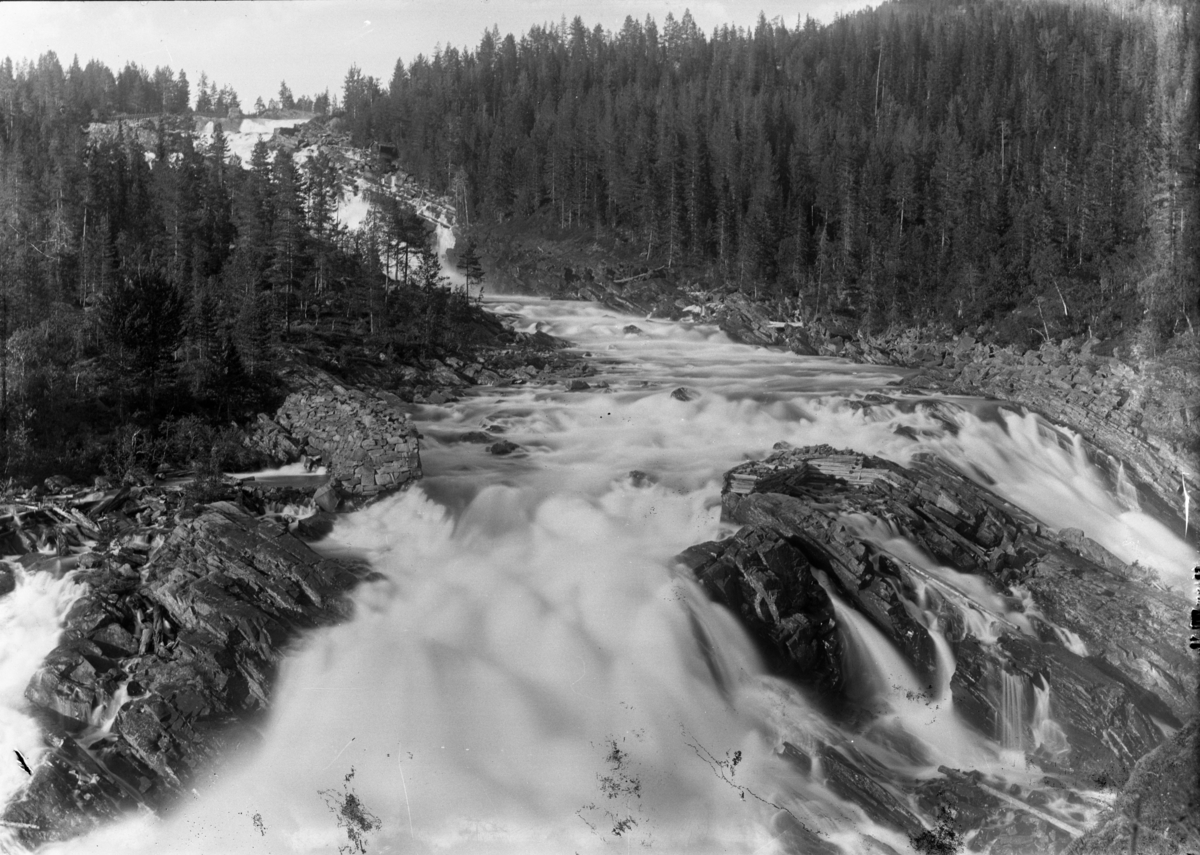 Rikard Berges fotoarkiv. Landskap. Hyllandsfossen, Vinje. Fotografert 1906.