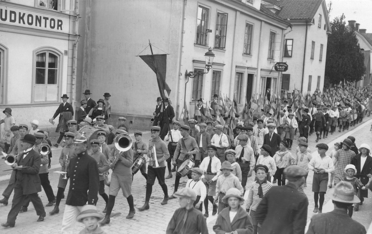 Motiv från firandet av Barnens Dag i Linköping 1925. Bilden visar flaggparadens färd längs Platensgatan.