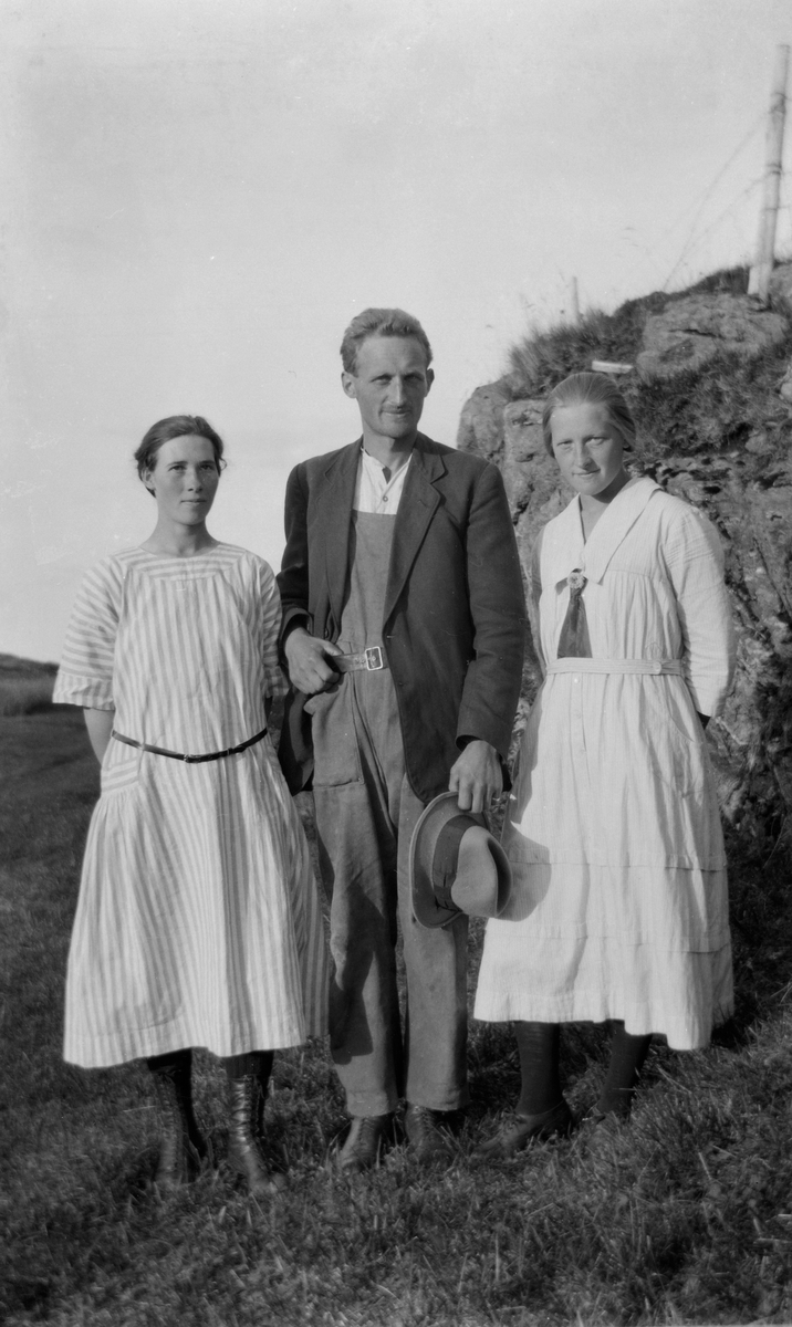 Aksel Storvik sammen med to unge kvinner.