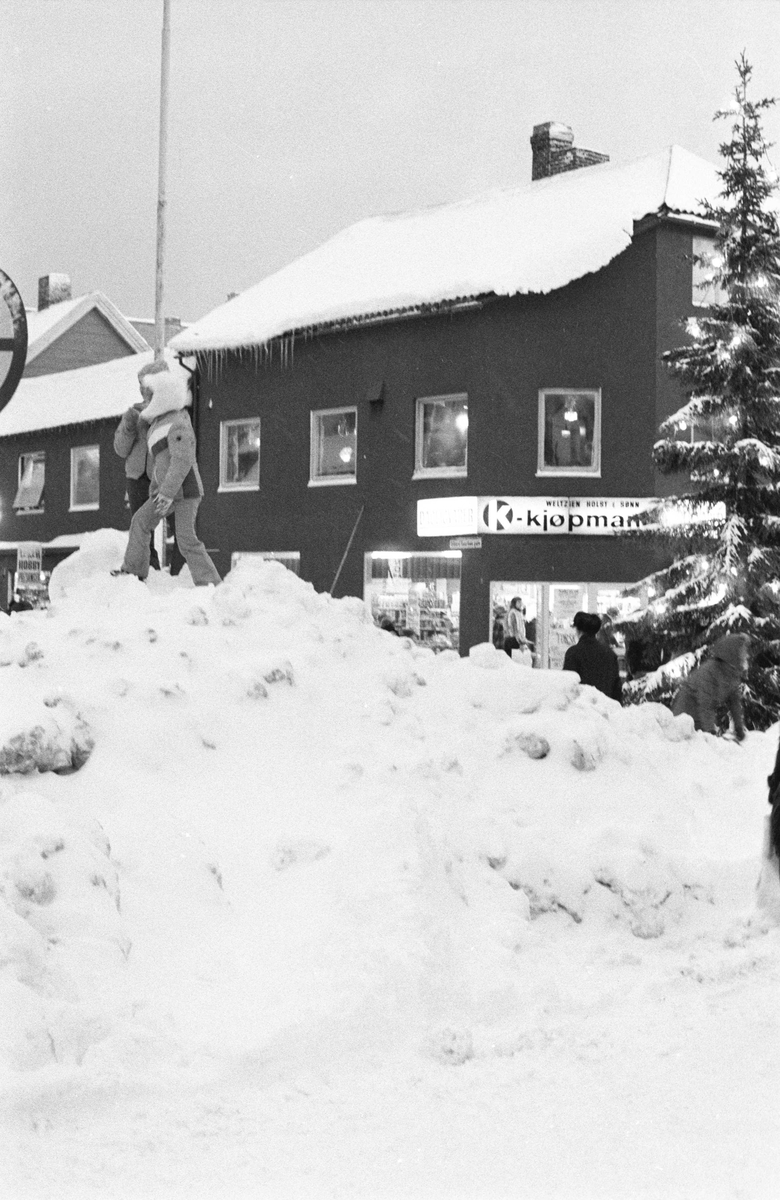 Snødunge på Rikard Kaarbøs plass. Julegran til høyre.