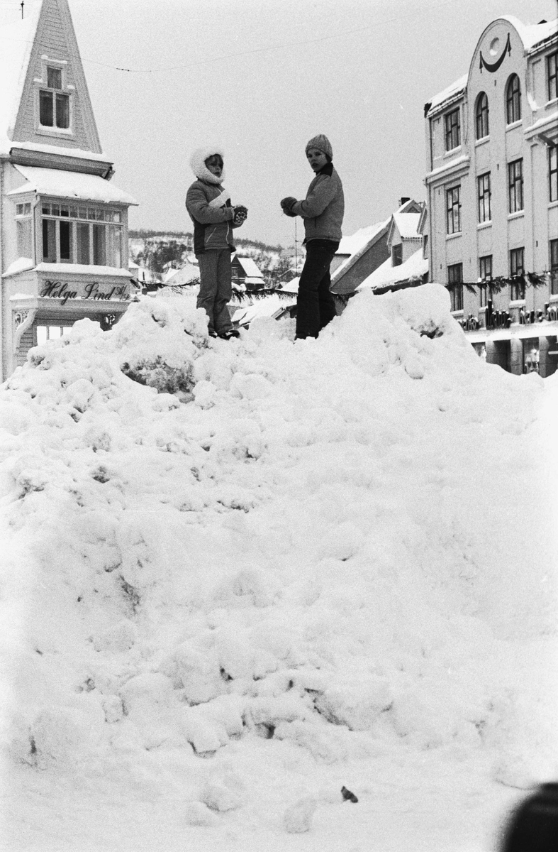 Snødunge på Rikard Kaarbøs plass. To unger står oppå.