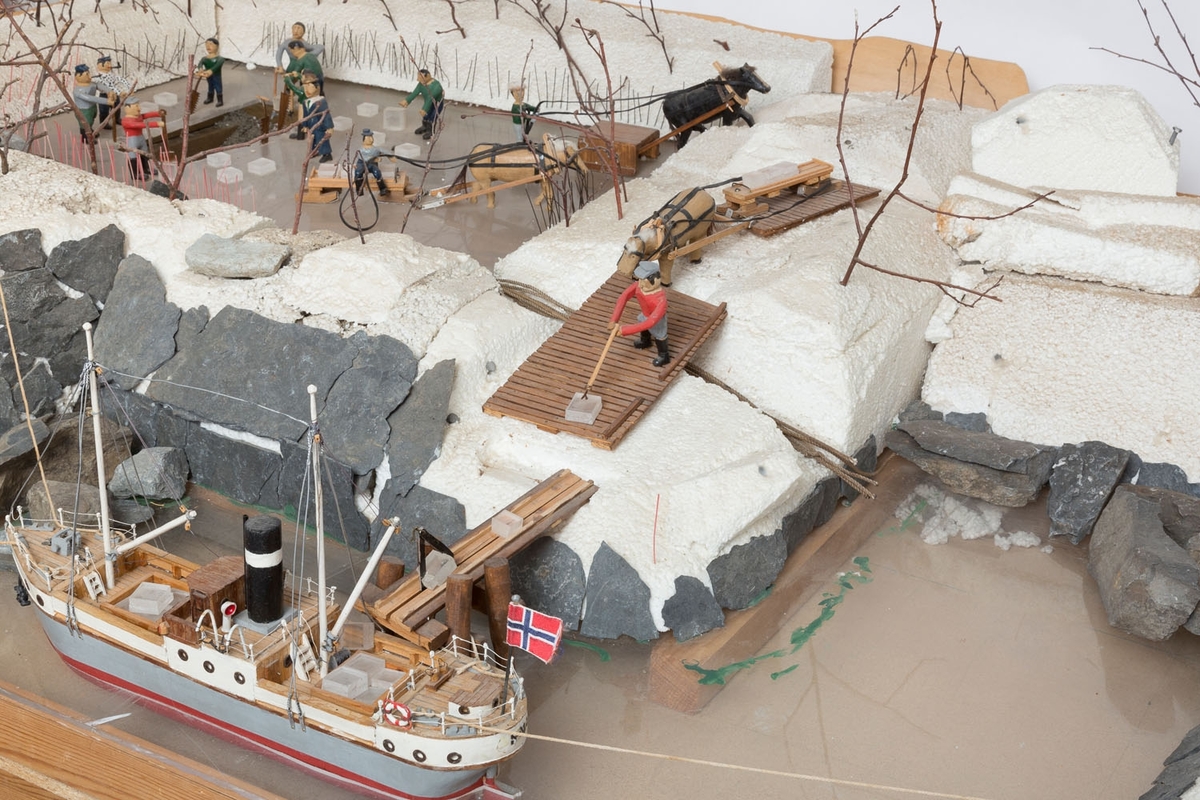 Modell av isskjæring som kystvirksomhet. Isdam med havn og transportskip.
Modellen av "Anna" ved isdammen ble bygget 1990, og er Bækvolds byggenummer 30. 
I 1899 ble det fraktet 95000 tonn is til en verdi av 5 mill. kroner.
Isdammen i full drift sysselsatte 14 mann og 3 hester.