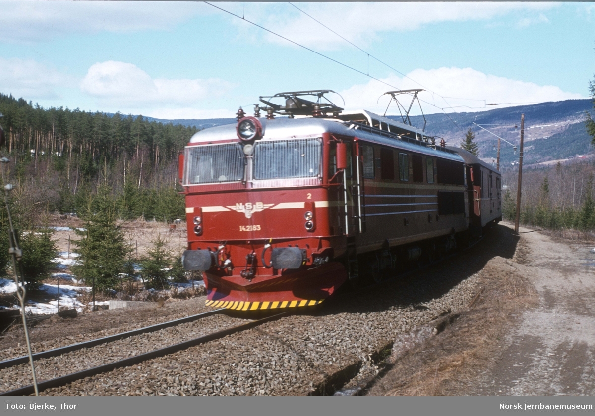 Ekspresstog 404 med elektrisk lokomotiv El 14 2183 rett sør for brua over Lågen ved Langsveen