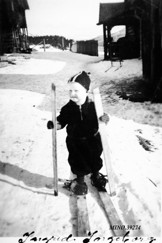 liten gutt på skitur
