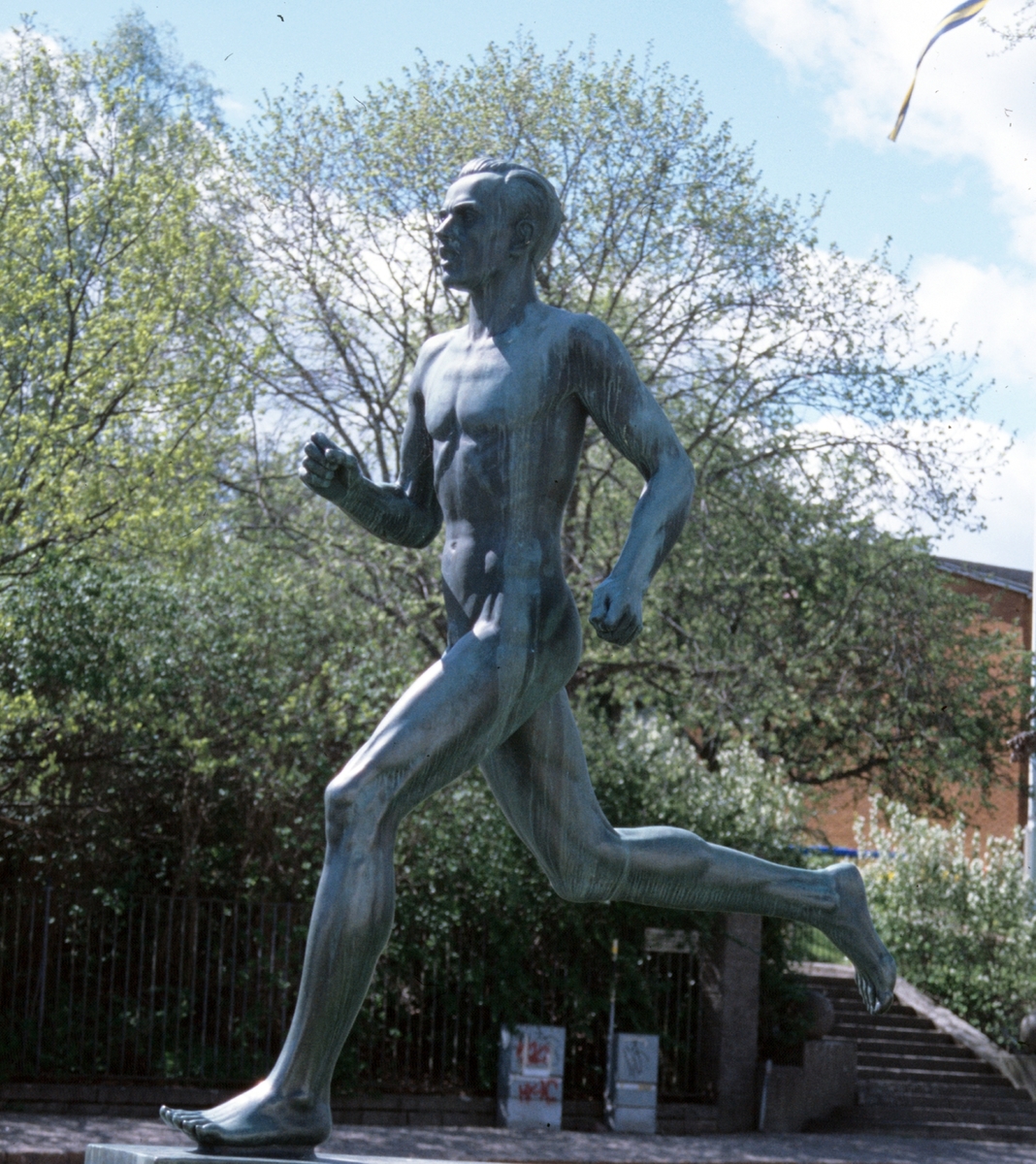 Staty "Löparen" av konstnären Olof Ahlberg.
