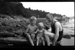 Rolf Sundt Sr. med sønnene Rolf Jr. og Lars Peter på strande