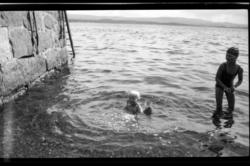 To ukjente barn bader ved Flaskebekk på Nesodden. Fotografer