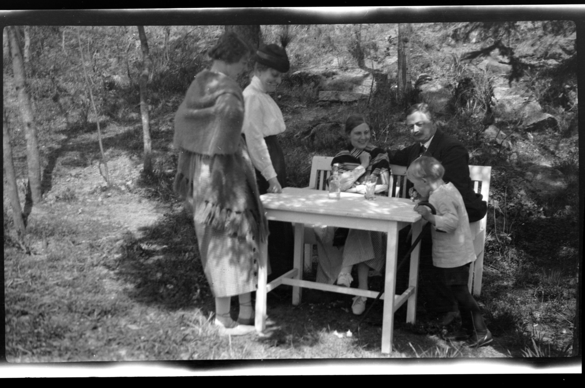 Birgit Aubert, Birgitte Aubert, ukjent kvinne, Julius Thaulow Aubert og Julius Sundt samlet på Hildaro i hagen til Villa Knyggen i Voksenlia, Oslo. Fotografert 1922.