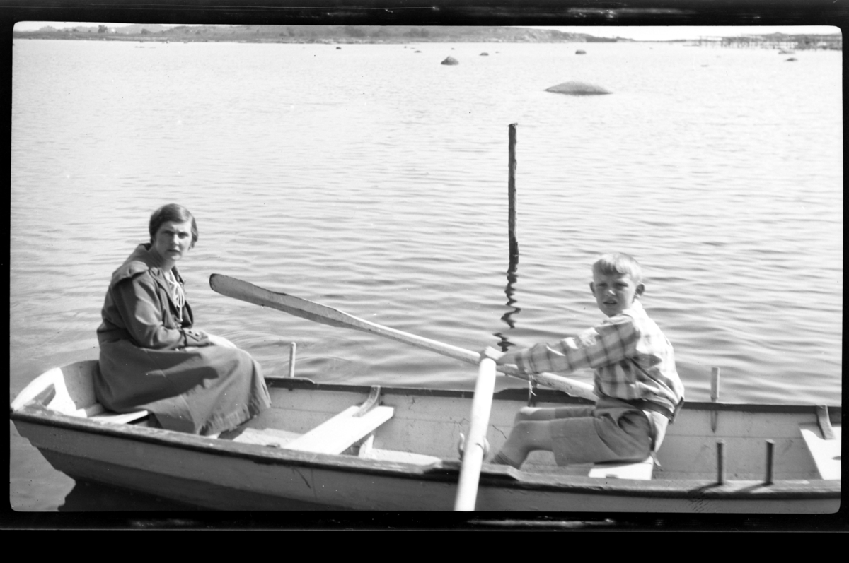 Hilda Sundt og hennes sønn Julius sitter i en robåt, Stavern. Fotografert 1927.