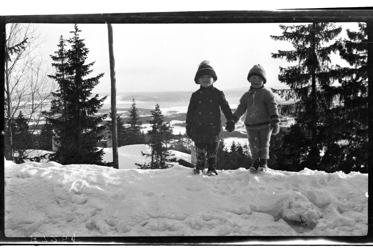 Didrik Zernichow og Julius Sundt står sammen i snøen, Villa Knyggen. Fotografert 1920.