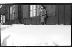 Julius Sundt står med masse snø rundt, Villa Knyggen. Fotogr