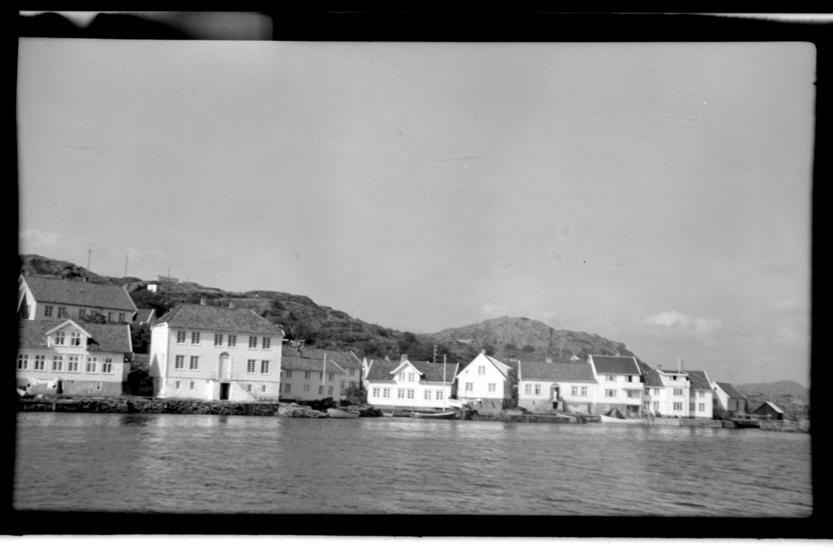 Loshavn sett fra sjøsiden med lysthuset til Agens Sundt. Fotografert 1951.