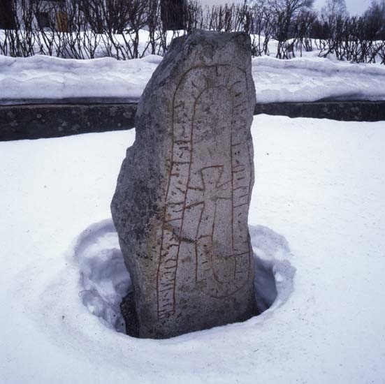 En runsten omgiven av snö, 1988.