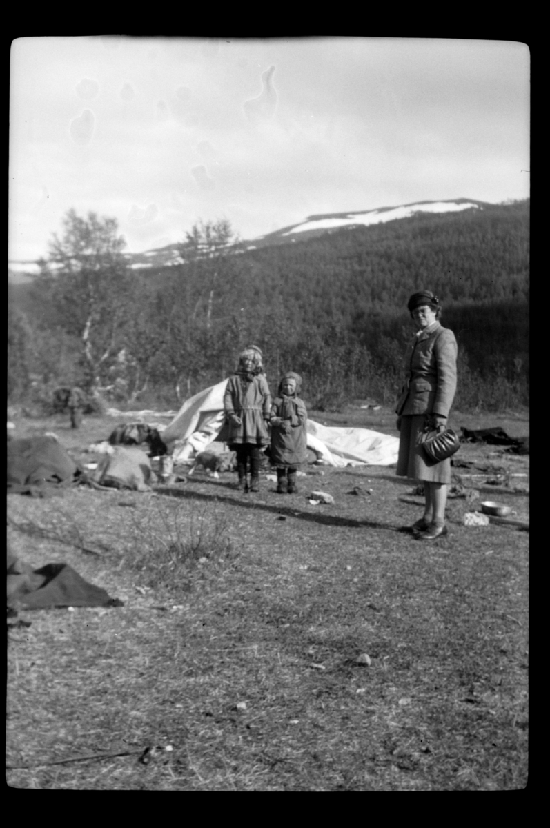 Agnes Sundt med to samebarn i sameleir i Finnmark.