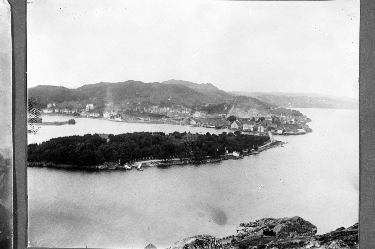Utsikt fra Spind mot Farø og Farsund etter bybrannen. Fotografert 1901.