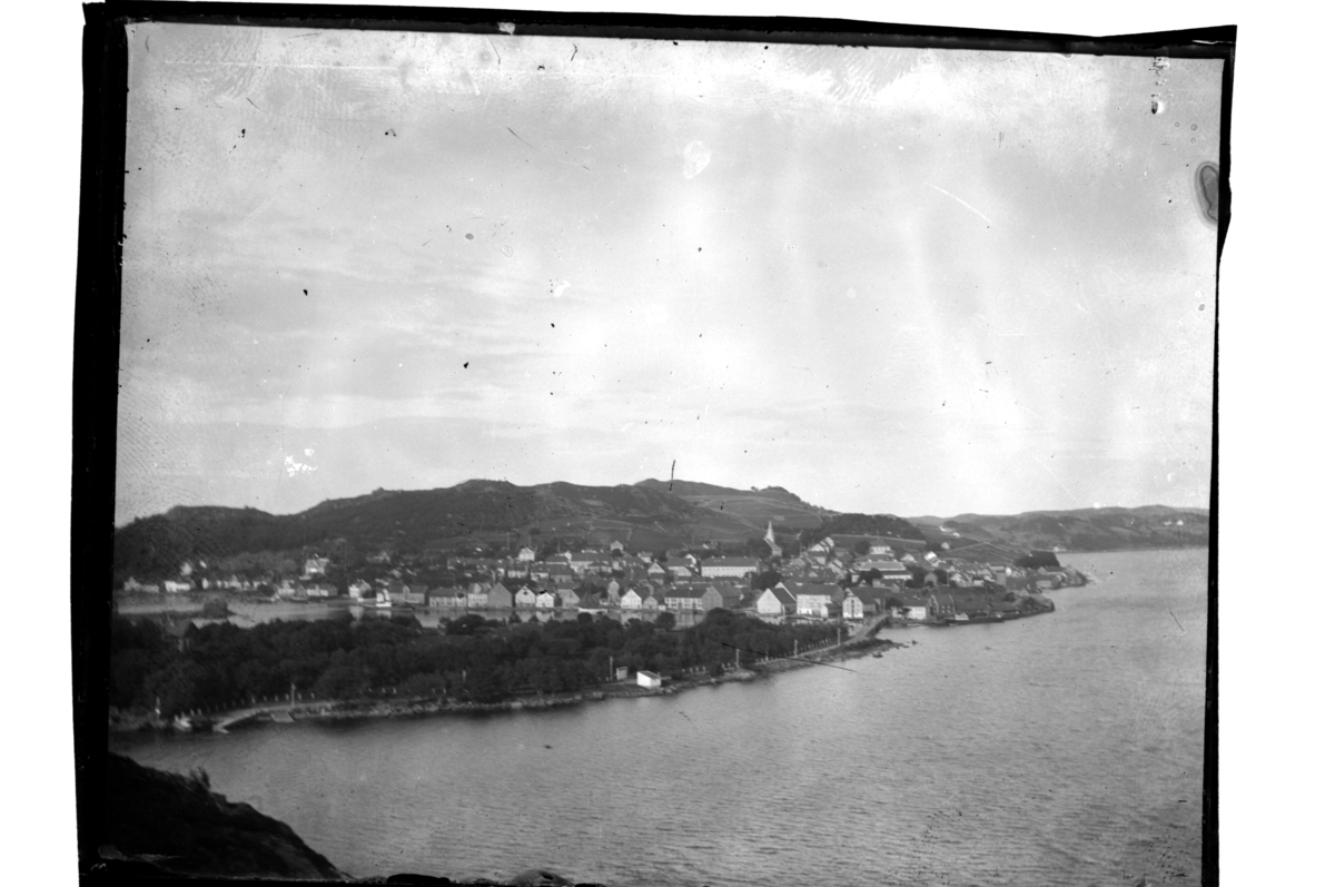 Utsikt fra Jentefjellene mot Farøy og Farsund før bybrannen.
Antagelig fotografert 1900-01.