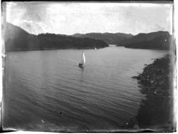 Seilbåt i ukjent farvann. Antagelig fotografert 1903.