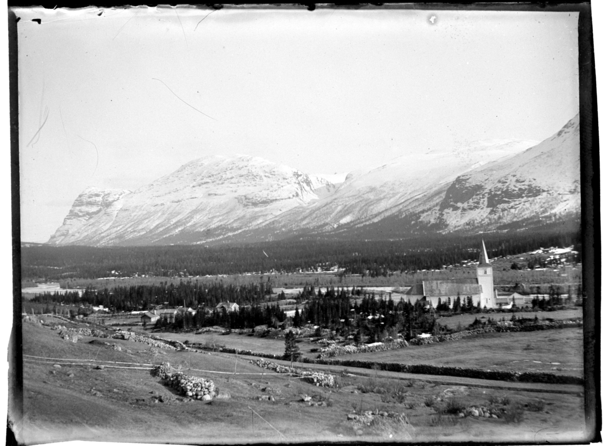 Hemsedal med Hemsedal kirke. Hemsedalsfjellene i bakgrunnen. Antagelig fotografert 1903-04.