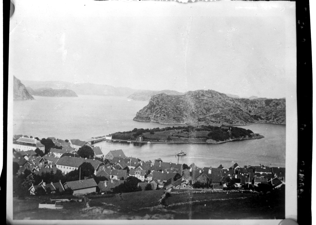 Utsikt fra Varbakk mot bybebyggelsen i Farsund og Farø. Fotografert 1900.