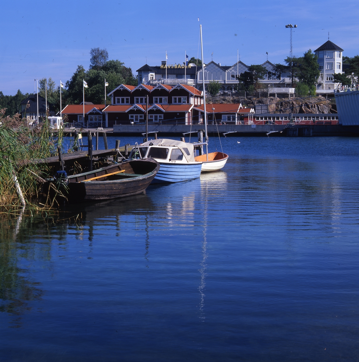 Fogdö, en ö i norra Roslagen, 2-3 september 1999.  Här ser vi Hotell Havsbaden, några båtar vid en brygga och flera byggnader vid vattnet.