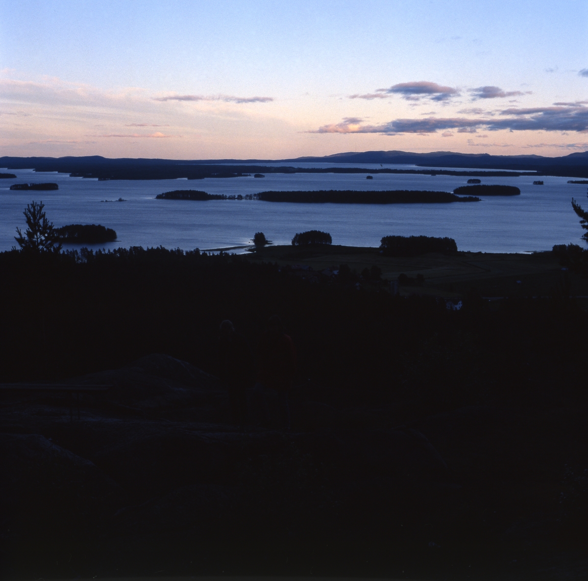 Utsikt över dellensjöarna från Avholmsberget, 2001.