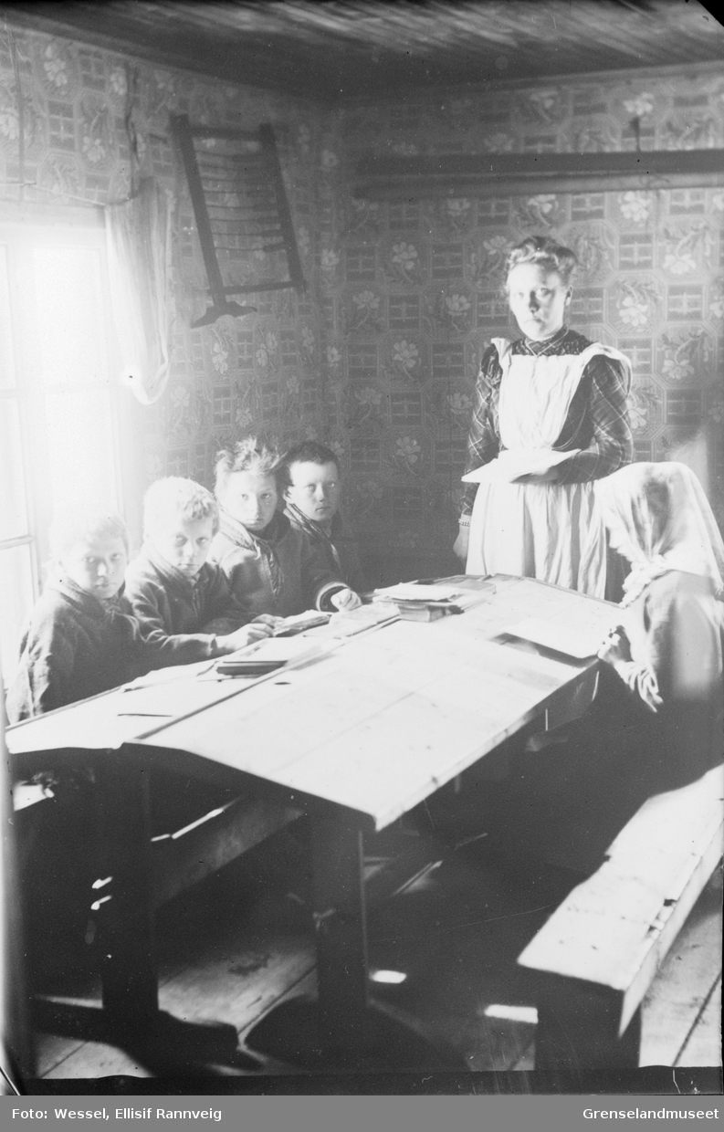Lærerinne Signe Haga med elever ved Korsfjorden skole, Sør-Varanger.