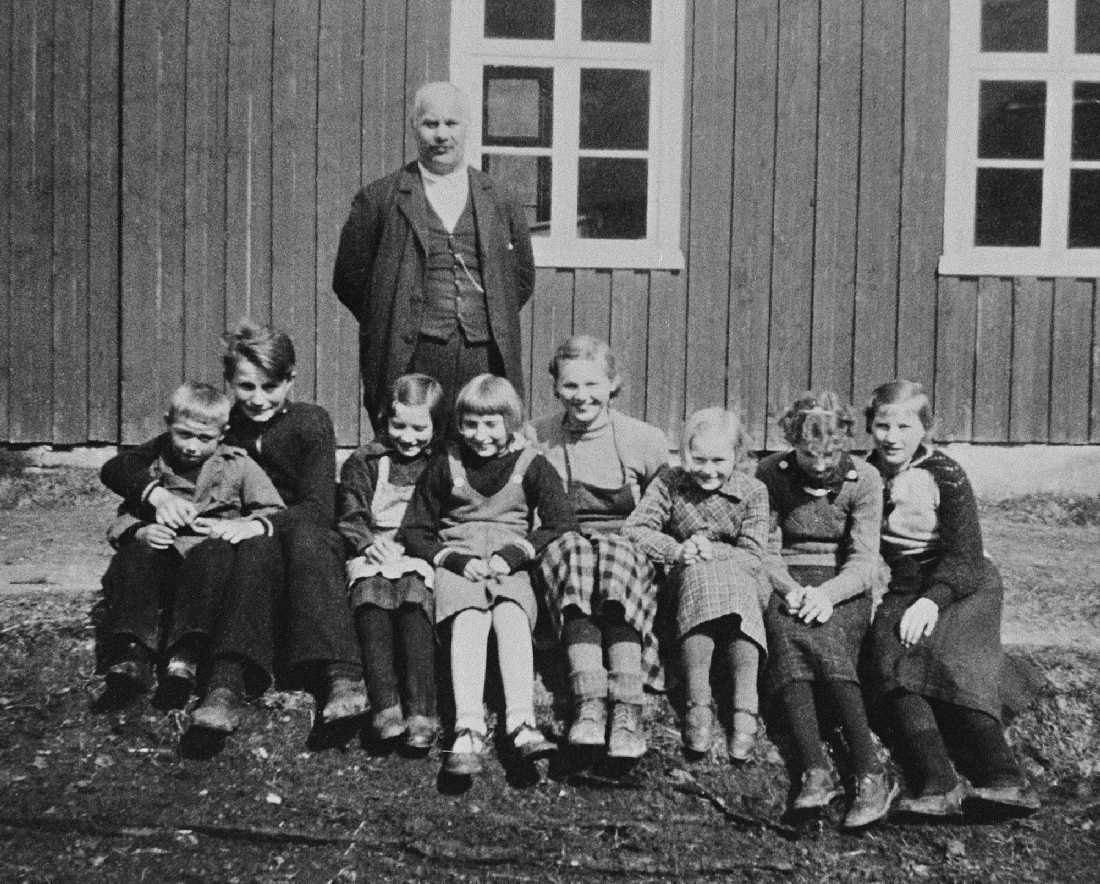 Gruppebilde fra Alsgård skole m/lærer Ivar Strompdal. F.v. Håvard ...